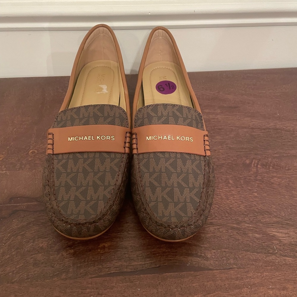 Michael Kors Women’s Signature Felicia Moccasin Driver Flats